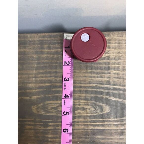 TUPPERWARE MINIATURE RED ROCK N SERVE CONTAINER MAGNET - Picture 3 of 3